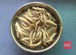 蟹味菇炒蛋的做法图解2