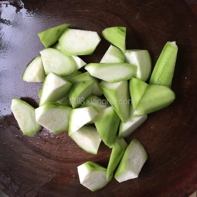 丝瓜去皮洗净 滚刀切块备用
