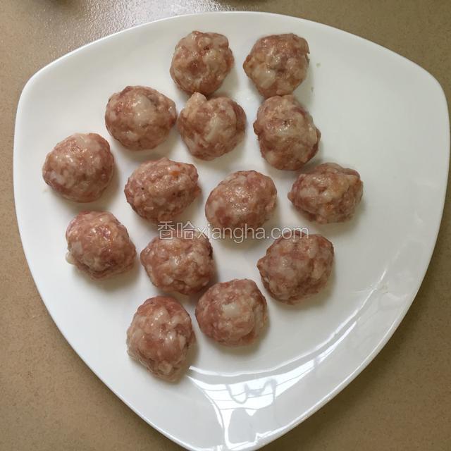 揉成一个个小肉丸备用
