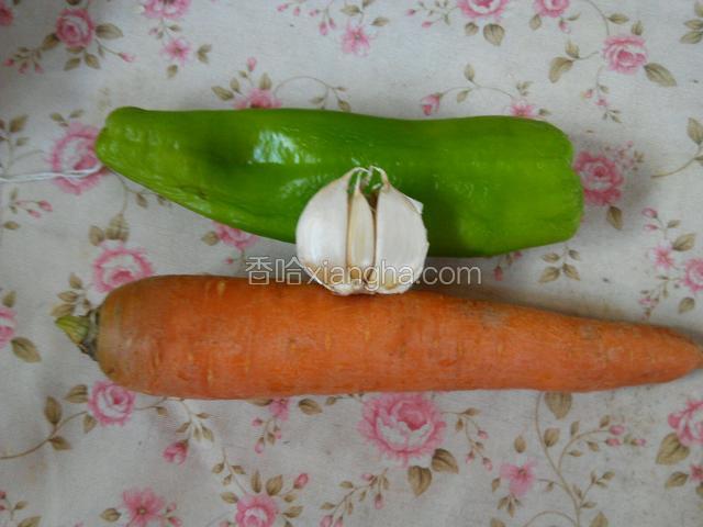 准备食材：胡萝卜、尖椒、大蒜。