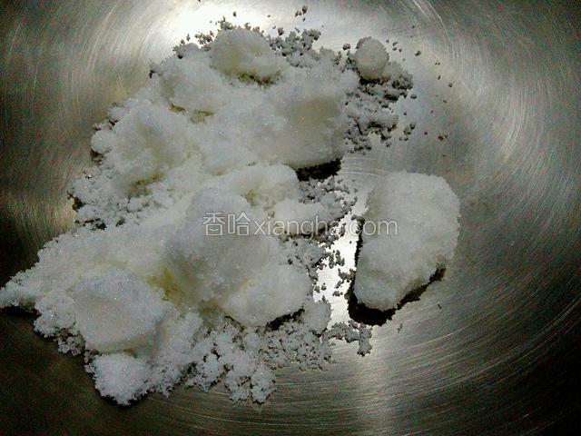 准备一个不锈钢锅或者陶瓷锅(不要用铁锅和铝锅)，将白砂糖放入锅里。