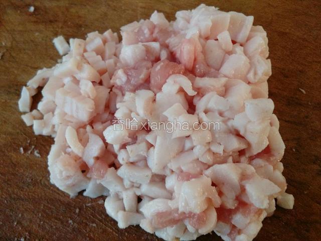 把肉切成丁。