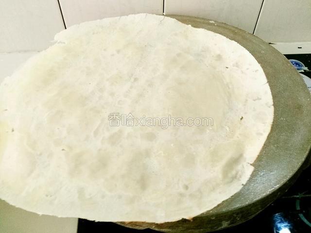 揭起来，非常脆脆，香香的煎饼烙好。