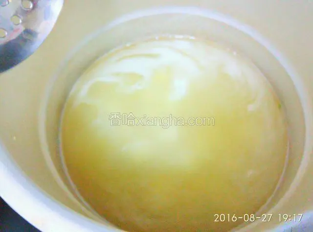 小米和土豆，同时下锅，锅中加4碗水，烧开慢火煮到土豆绵软。