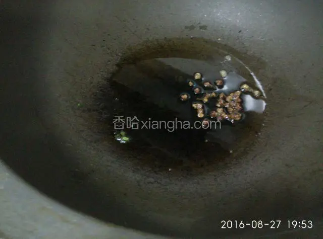 起油锅，炸花椒粒，炸到颜色变深捞出。
