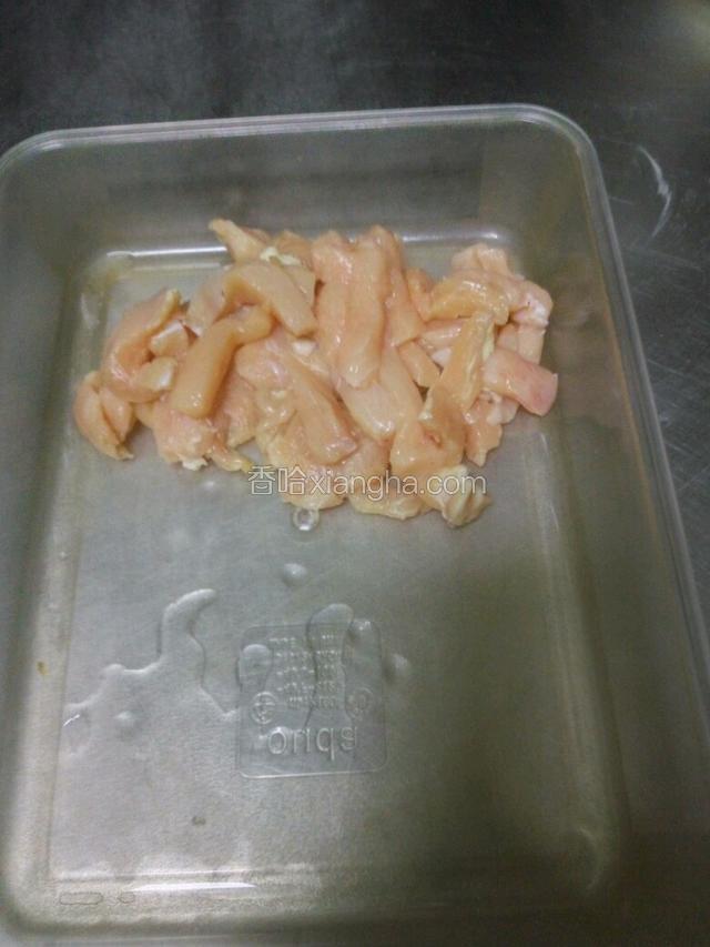 把里脊肉改刀切条状。