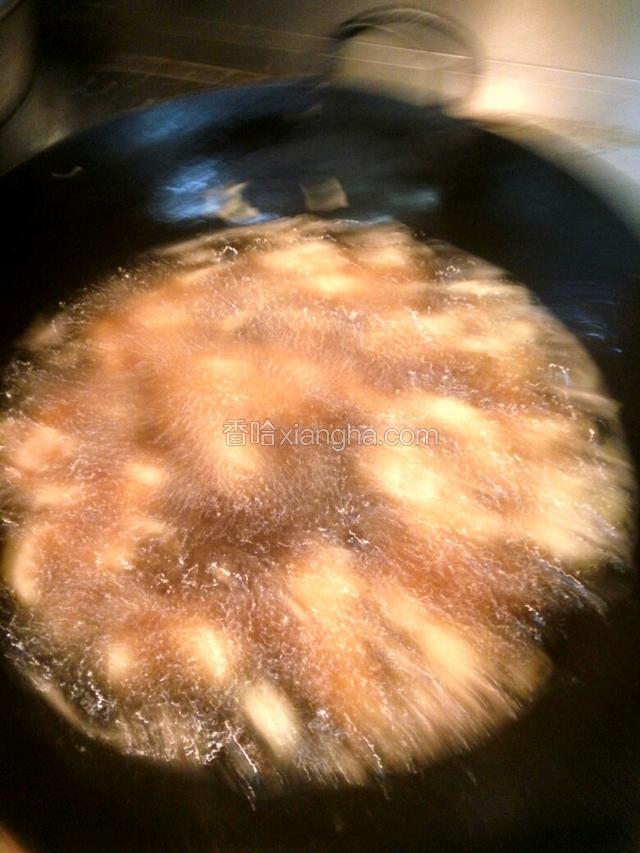 把里脊条用少许盐，料酒，味精，鸡精码味，再拌到糊中，下油锅炸。