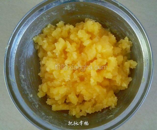 先制作奶黄馅，将两个蛋黄打散后依次加入糖、牛奶、面粉、油分别搅拌均匀。蒸锅上气后放入蛋黄糊蒸20分钟，每隔5分钟搅拌一次，蒸好后凉凉备用。