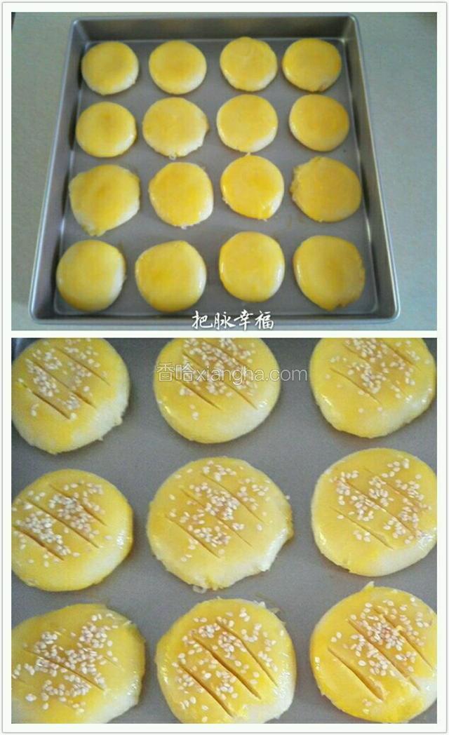 把包好的面团分别按成圆饼放入烤盘，表面刷上蛋黄液。然后撒上芝麻，用小刀切三个口，一定要切透表面
