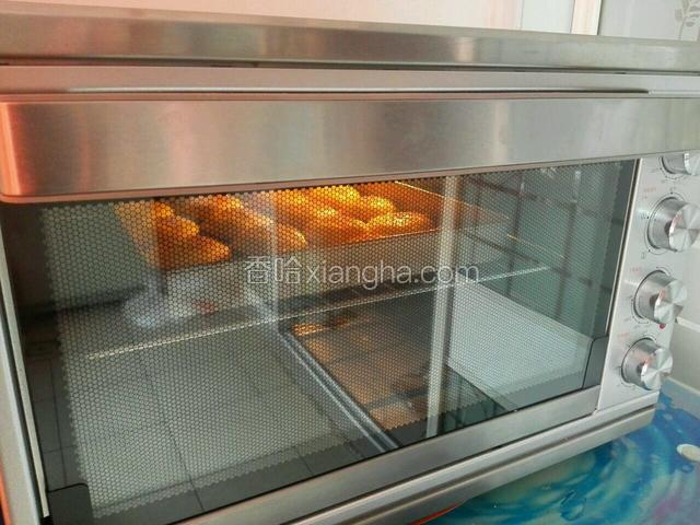 烤箱预热180度中层烤20分钟，表面金黄就可以了