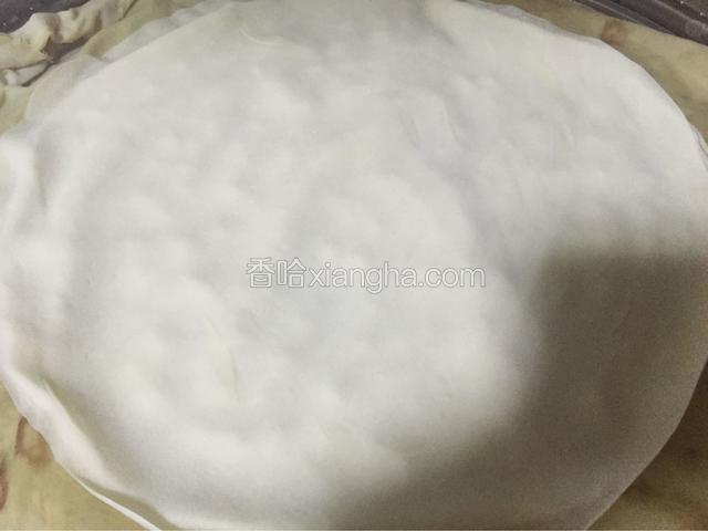 蒸锅加水烧开，铺上蒸布，把饼放进去