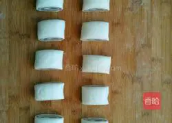 Illustration of how to make two-color flower rolls 7