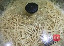 五花肉加蛇豆角闷面的做法图解1