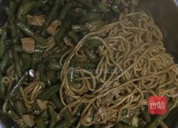 五花肉加蛇豆角闷面的做法图解3