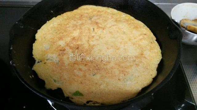 锅中用刷子刷层油，两面煎金黄，可以出锅