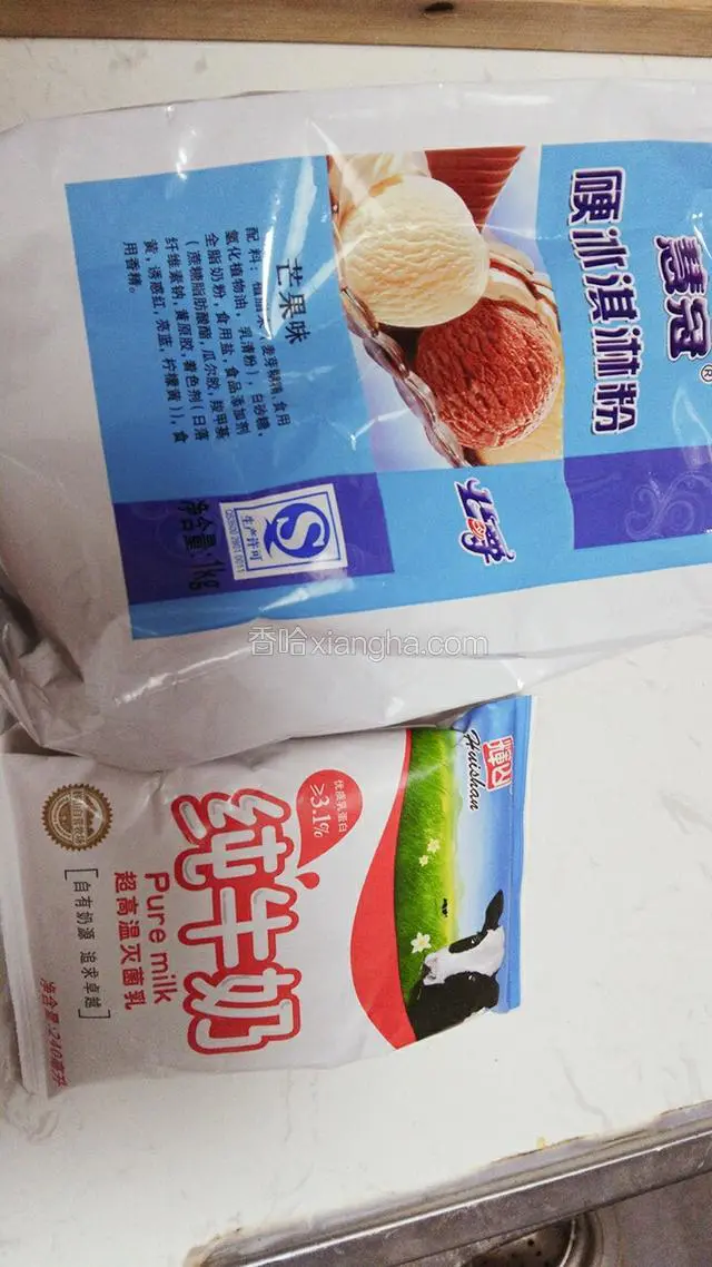 食材：冰淇淋粉150克，牛奶150克