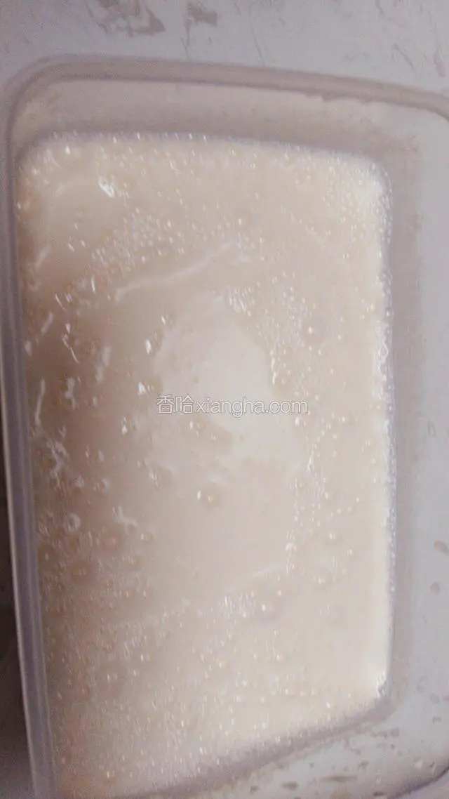 搅拌溶液10分钟，然后静置15分钟，使其充分膨化，再顺时针搅拌5分钟，使其均匀