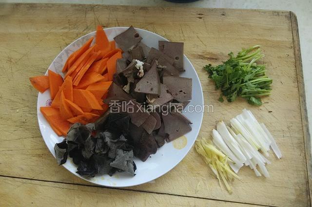 将晾凉的羊肝切片，胡萝卜洗净切片，木耳提前泡发撕小朵，葱姜切丝，香菜切段。