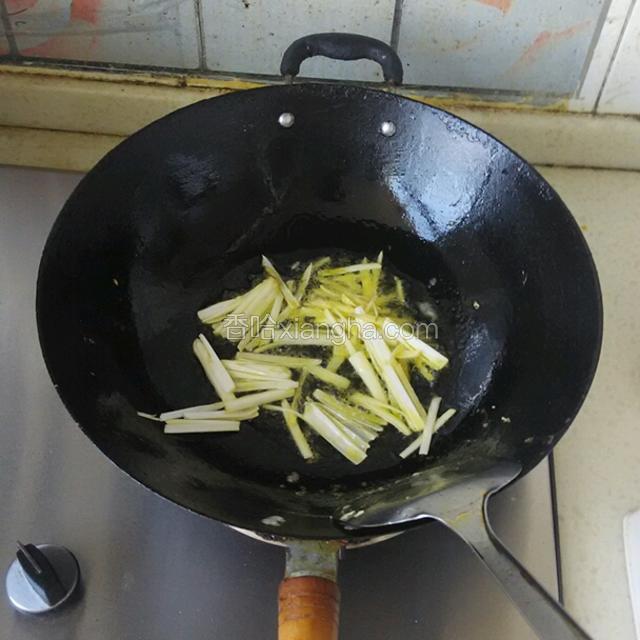 起锅放油烧热，放入葱姜丝爆香。