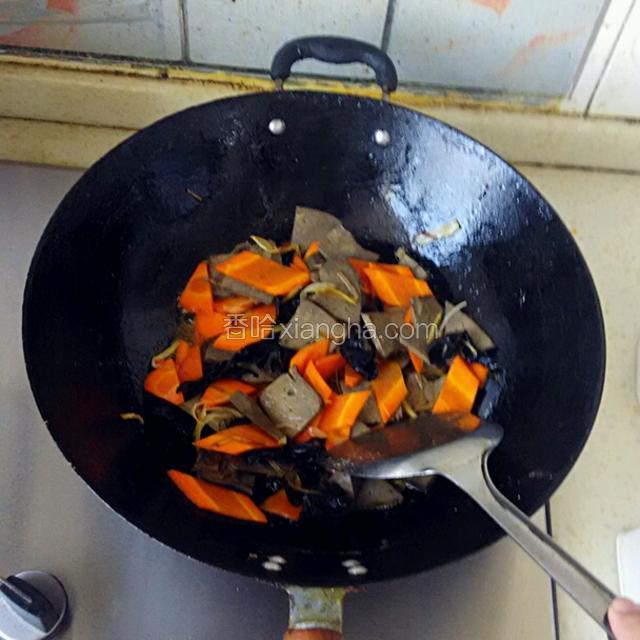 待过萝卜炒软后，加盐，生抽 ，食醋调味。