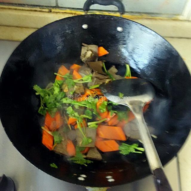关火后撒香菜段，