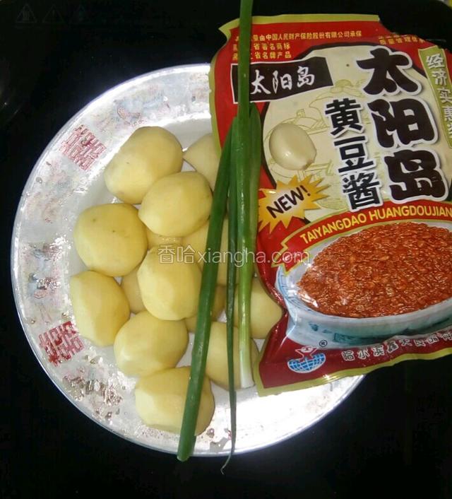将小土豆，葱，大蒜去皮洗净。