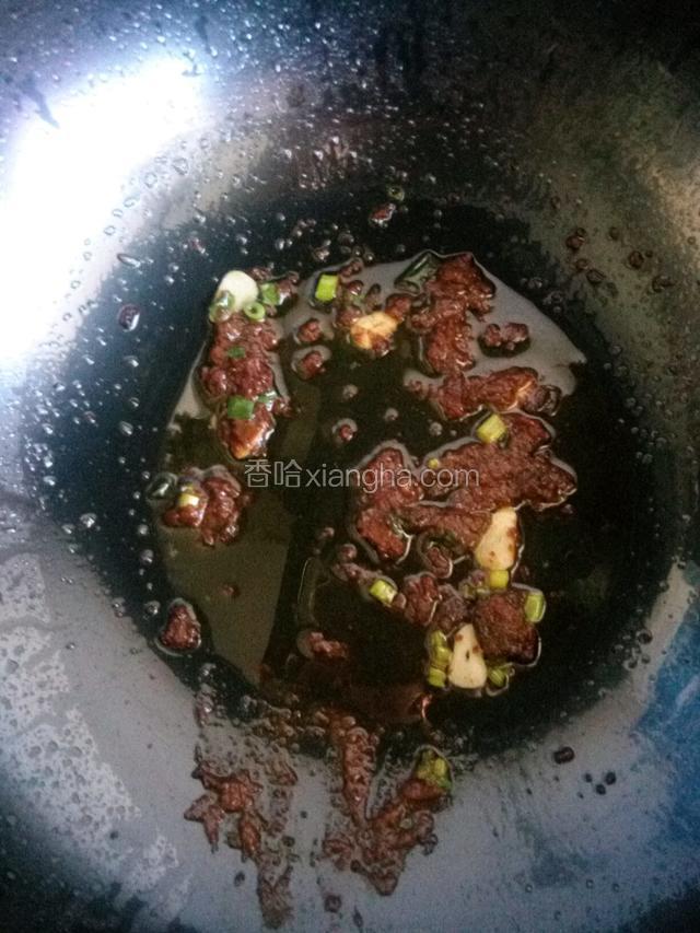炒锅油热后放入葱段蒜片爆香，放入豆瓣酱快速煸炒出酱香味。