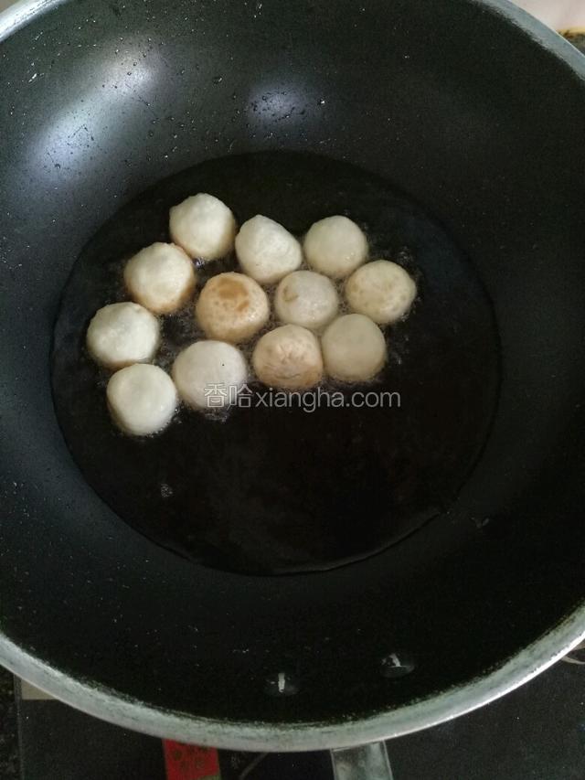 锅中下玉米油烧至七成热，开小火放入小丸子炸制。