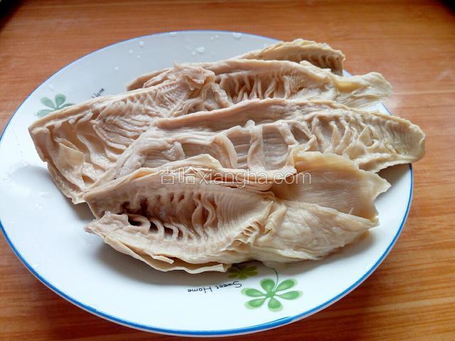 泡发后要洗干净，（嫩嫩的笋衣不用去掉）