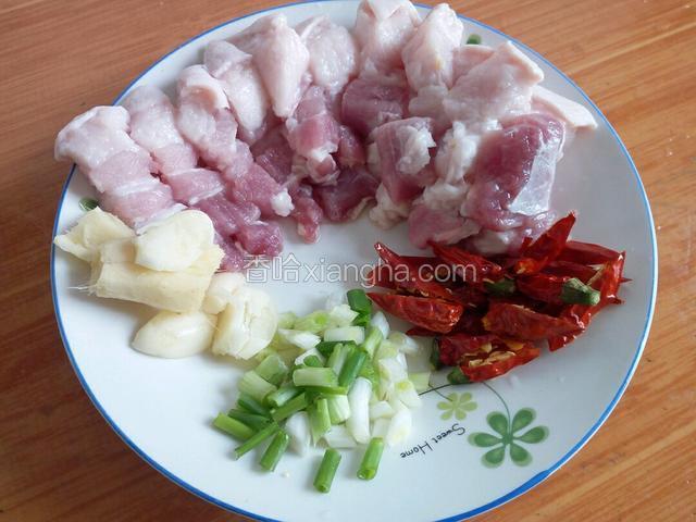 五花肉切成这样子，生姜大蒜辣椒可以切大块点，（大块点不会闷的碎碎的）葱要成小段，
