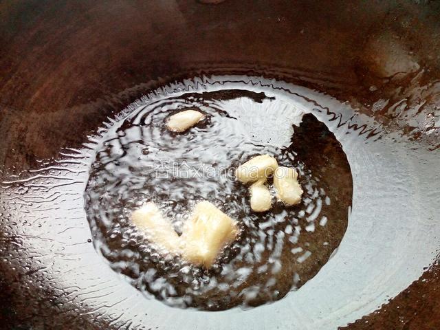 锅里放油把生姜大蒜炒一下。