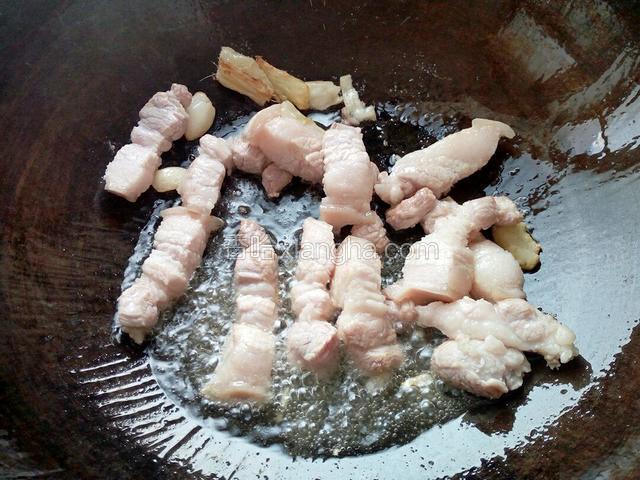 把五花肉放进去炒。