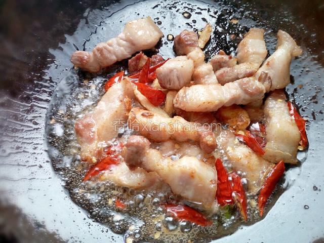 把五花肉煸香。
