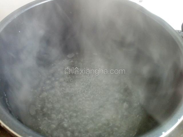 压力锅中的水烧热就行了。（如果是冷水肉的口感没那么好了）