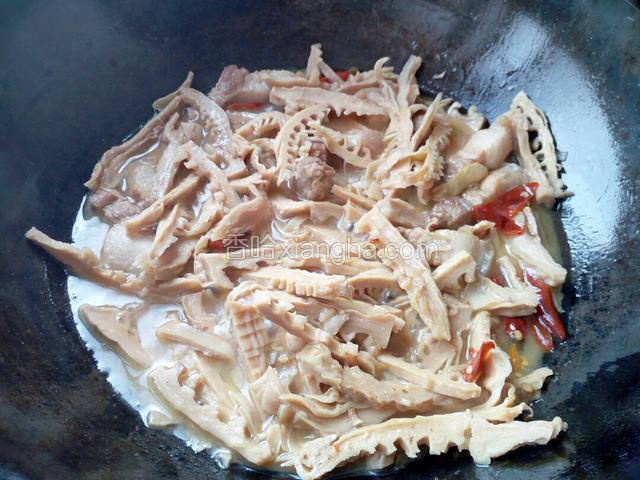把闷好的笋干和肉倒入锅里。（本来可以直接在锅里闷的，嘻嘻！我家没有锅盖）