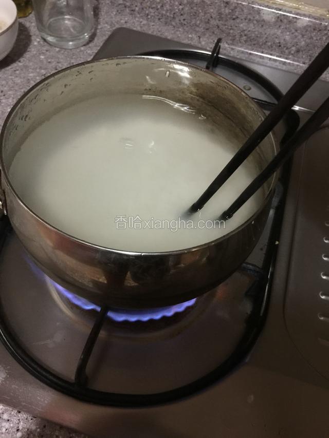 放置锅内倒入热水后加入糯米煮沸即可（边煮边搅拌均匀以免糊锅）