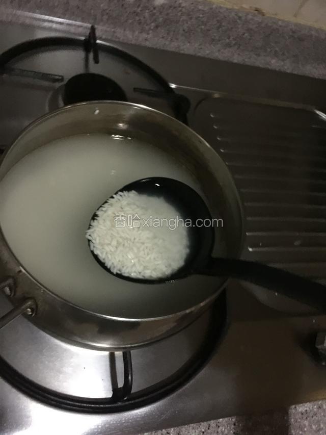差不多糯米煮到表面粘滑