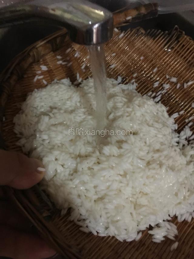 在将放在水龙头下冲洗一遍（冲去表面粘液）