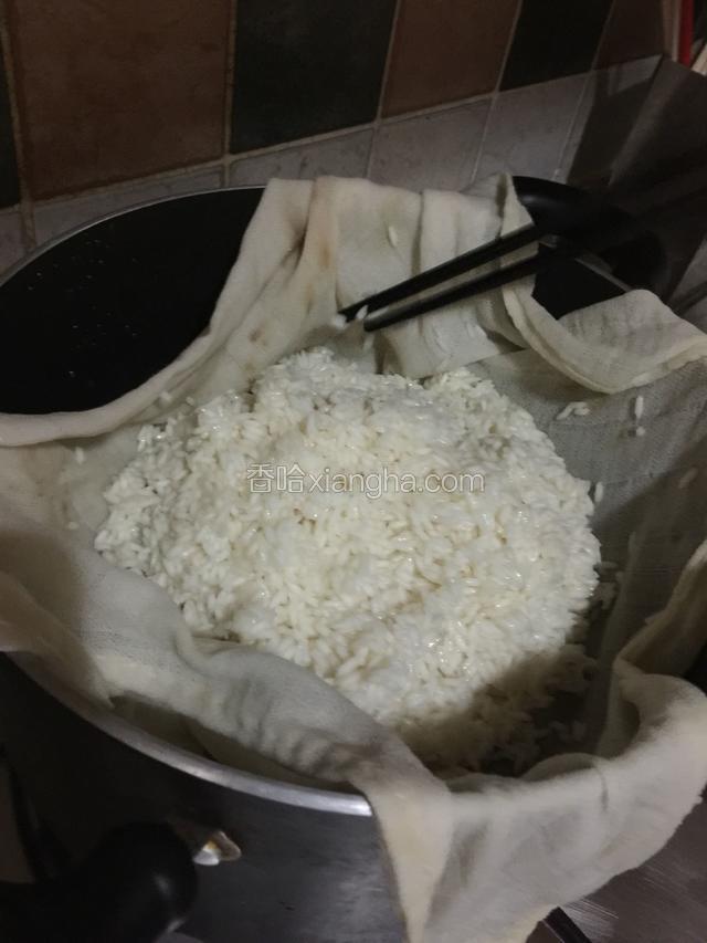 在将冲好的糯米上蒸笼蒸