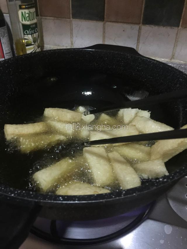锅中倒入适量油烧至七成热