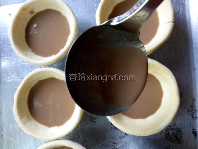 将巧克力液用勺子舀到蛋挞皮中，烤箱200度预热，放入蛋挞烤制二十分钟。