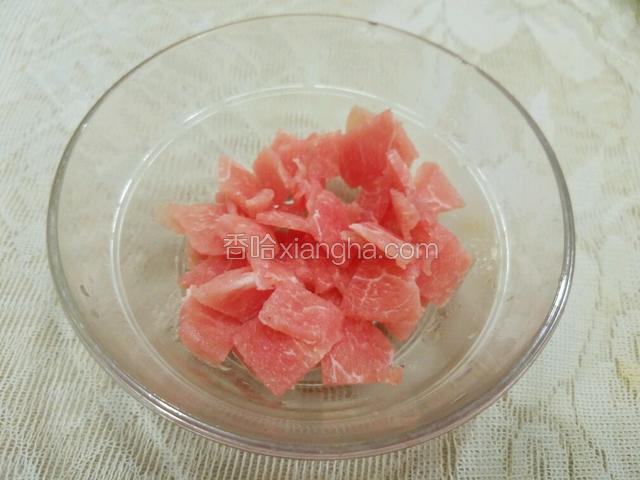 将瘦肉洗干净剁碎。
