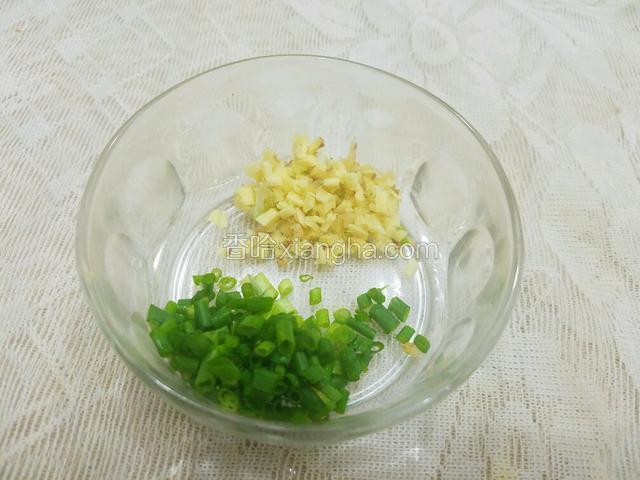 切好姜末和葱花备用。