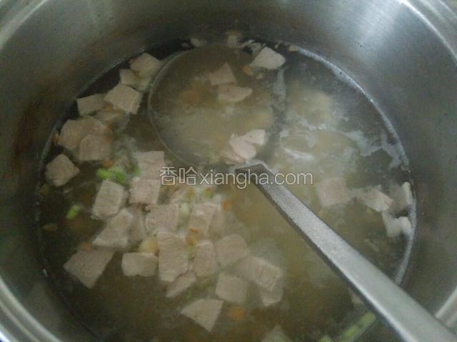 锅中添半锅水，水开后放入莲子,百合,大米,瘦肉,葱白,姜,。用汤勺搅动锅，盖上锅盖，锅煮开后转小火煮大概一个小时左右。