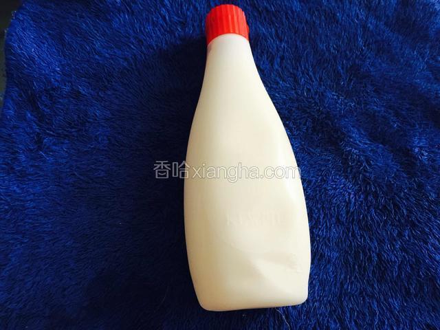 准备沙拉酱。