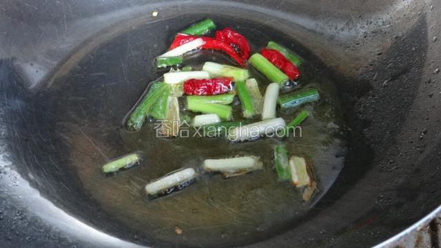 锅里放油加热！把葱和干辣椒炒香