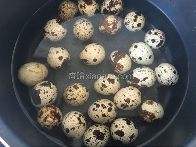 凉水放蛋，煮开转小火煮8分钟左右