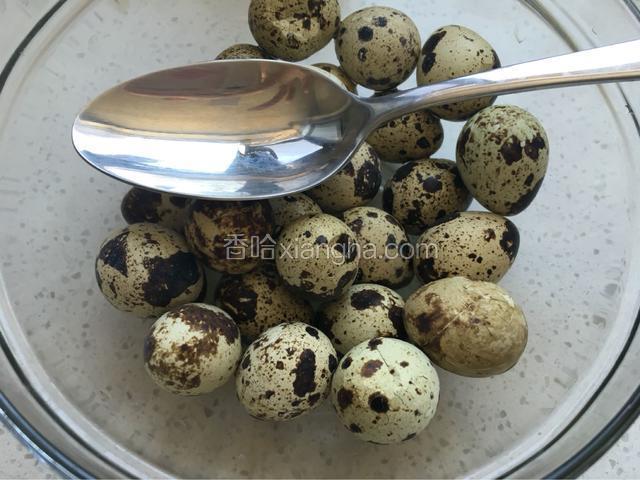 煮好后用铁勺把蛋壳敲碎