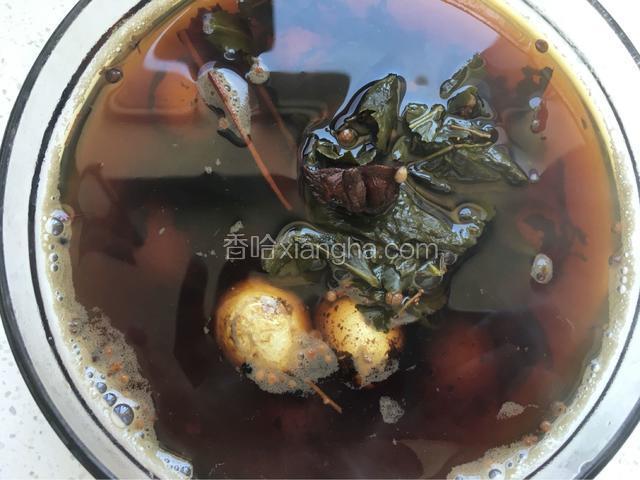 把所有的调料类煮开浇在鹌鹑蛋上，凉透放在冰箱中冷藏过夜