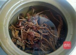 茶树菇鸡腿汤的做法图解3